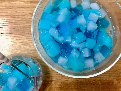 余ったかき氷シロップで ブルーのキラしゅわゼリー レシピ 作り方 By 汰一ママ 楽天レシピ 余ったかき氷シロップで ブルーのキラしゅわゼリー レシピ 作り方 By 汰一ママ 楽天レシピ